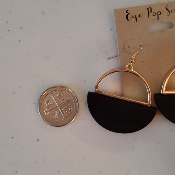 Gold and black statement earrings - Picture 5 of 5